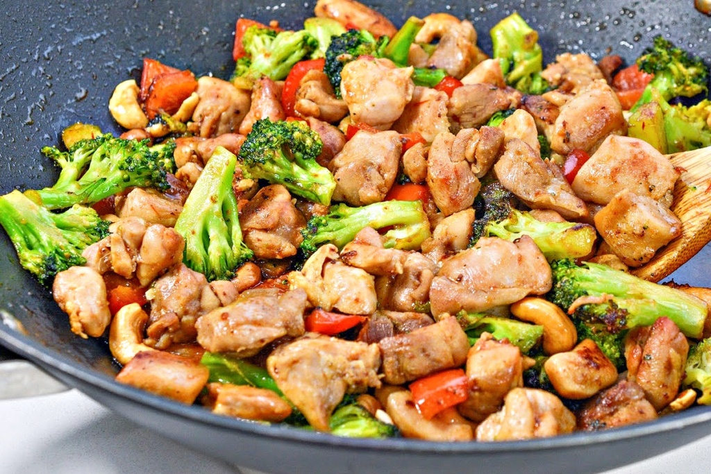 Low-Carb Honey Cashew Chicken With Broccoli - 4 Net Carbs